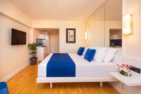 Communal lounge/ TV room, Bed, TV and multimedia, Photo of the whole room, Evening entertainment, Bedroom, towels