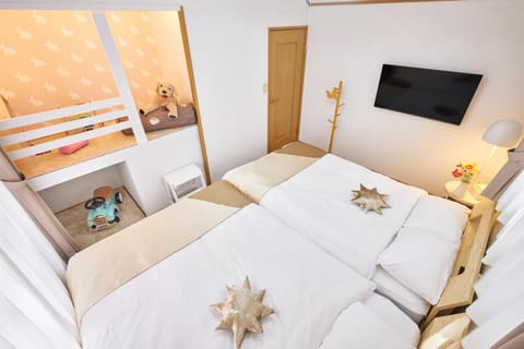 Bed, TV and multimedia, Photo of the whole room, Bedroom