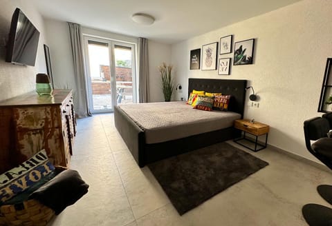 Bed, TV and multimedia, Photo of the whole room, Seating area, Bedroom