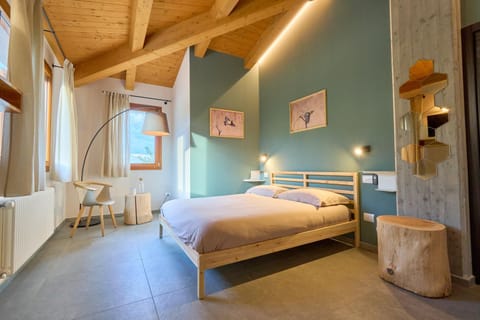 Photo of the whole room, Bedroom, furniture