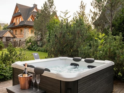 Spring, Day, Natural landscape, Garden, Hot Tub, Garden view