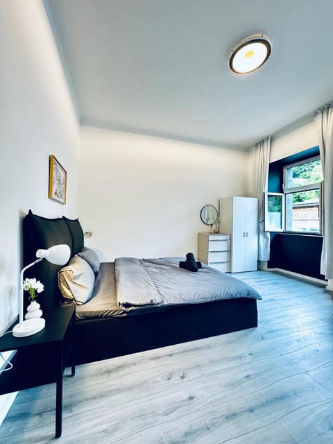 Bed, Seating area, Bedroom, wardrobe