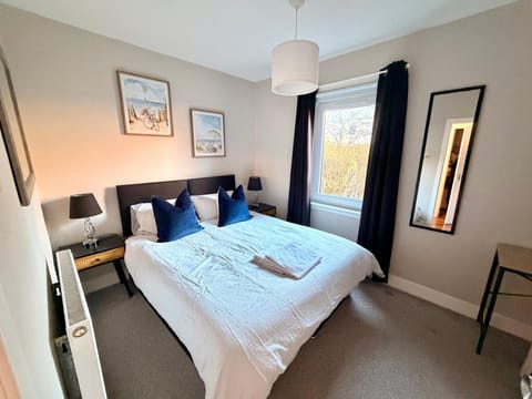 South Gyle House - SuperFast WiFi and Free Parking - 7 minutes from Edinburgh Airport House in Edinburgh