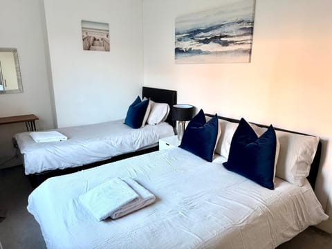 South Gyle House - SuperFast WiFi and Free Parking - 7 minutes from Edinburgh Airport House in Edinburgh