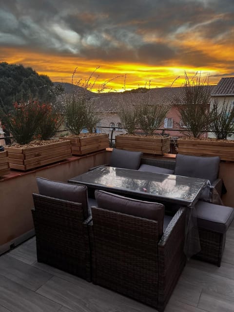 Patio, Natural landscape, View (from property/room), Balcony/Terrace, Dining area, Mountain view, Sunset