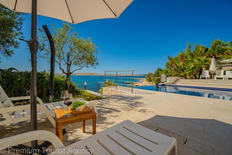 Balcony/Terrace, Beach, Sea view, Swimming pool, sunbed