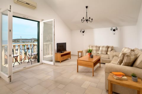TV and multimedia, View (from property/room), Balcony/Terrace, Living room, Seating area, Sea view