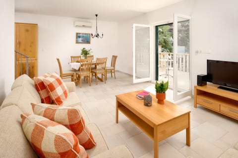 TV and multimedia, Living room, Seating area, Dining area