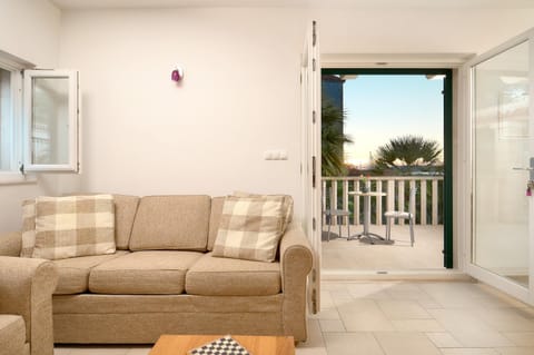 Day, Living room, Seating area