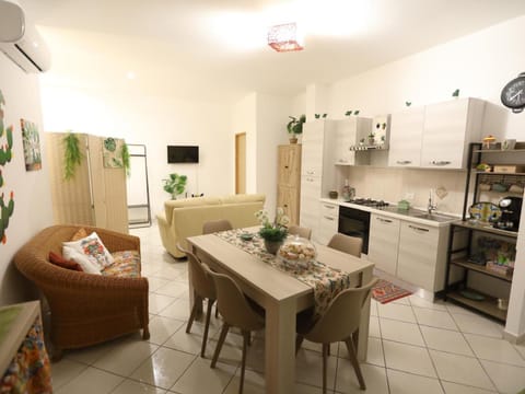 Kitchen or kitchenette, Living room, air conditioner