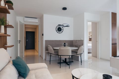 Seating area, Dining area