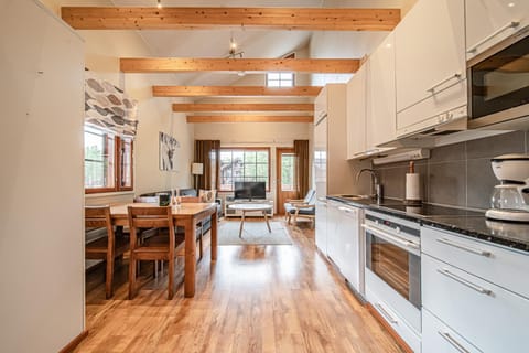 Coffee/tea facilities, dishwasher, kitchen