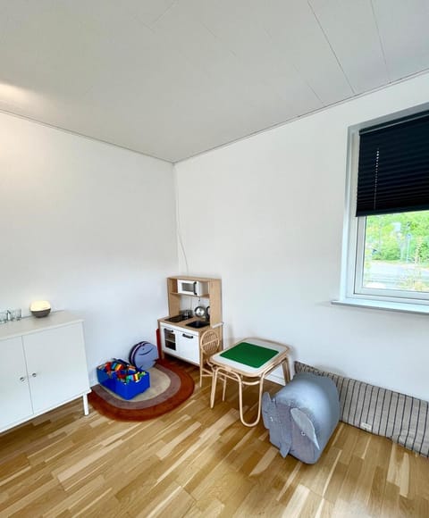 Living room, Seating area, children