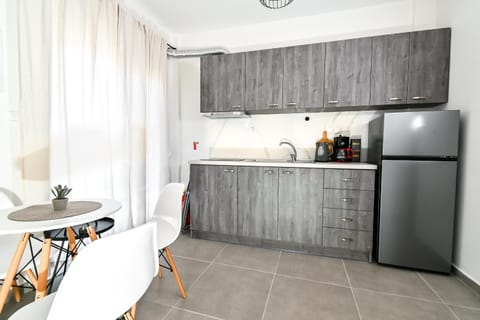 Coffee/tea facilities, Kitchen or kitchenette, Dining area