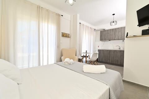 Bed, TV and multimedia, Photo of the whole room, Bedroom