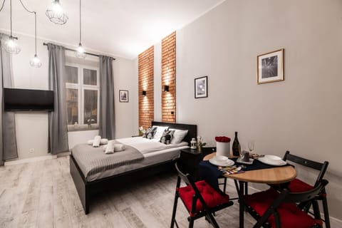 Bed, Photo of the whole room, Seating area, Bedroom, towels