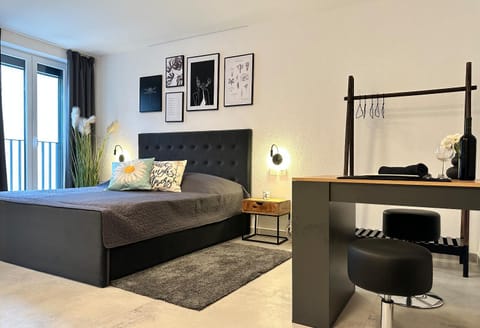 Bed, Photo of the whole room, Seating area, Bedroom