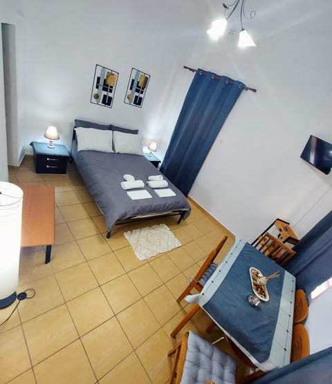 Bed, TV and multimedia, Photo of the whole room, Seating area, Dining area, Bedroom, towels