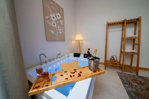Bed, Photo of the whole room, Bedroom, Bath