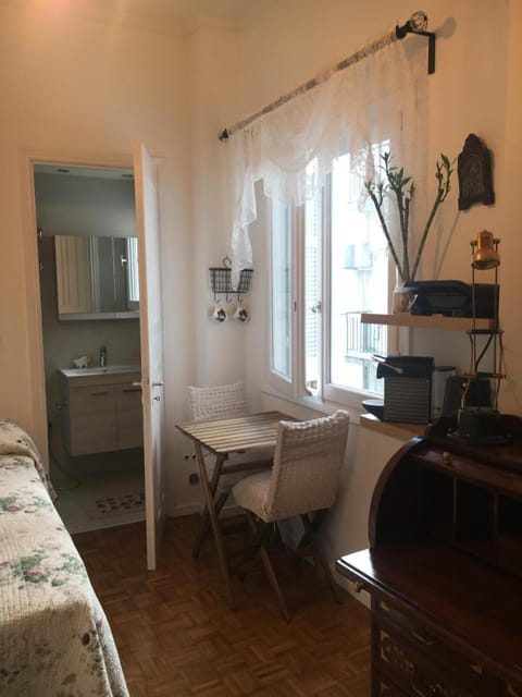 Bed, Seating area