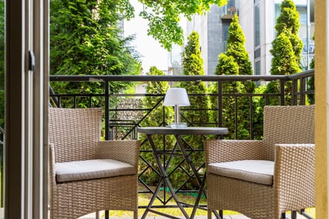 Spring, Day, Balcony/Terrace, Seating area, Garden view