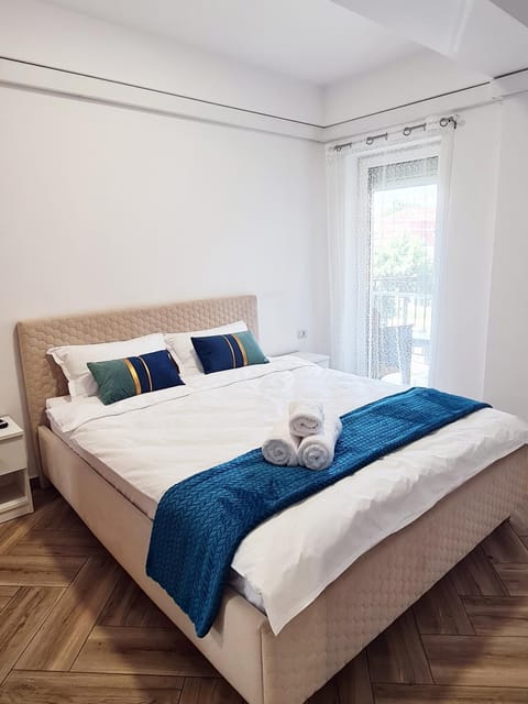 Bed, Balcony/Terrace, Photo of the whole room, Bedroom, towels