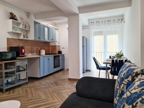 Coffee/tea facilities, Kitchen or kitchenette, Living room, Seating area, Dining area, oven, stove, toaster