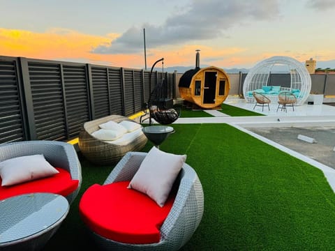 Patio, Day, Garden, sunbed