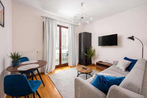 Communal lounge/ TV room, TV and multimedia, Living room, Seating area, Evening entertainment