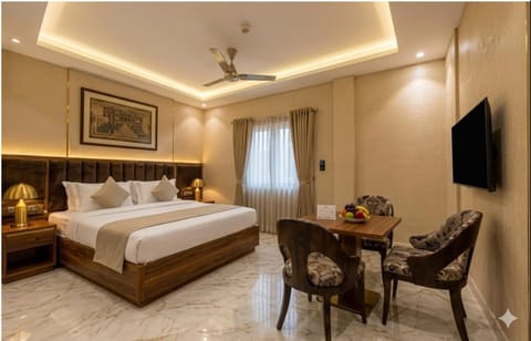 Bed, TV and multimedia, Photo of the whole room, Seating area, Bedroom