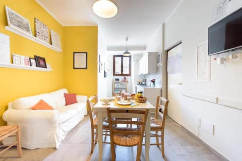 TV and multimedia, Kitchen or kitchenette, Living room, Food and drinks, Seating area, Dining area, Food