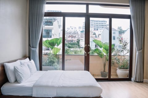 Bed, View (from property/room), Balcony/Terrace, Photo of the whole room, Bedroom, City view