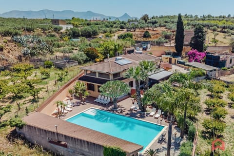 Property building, Day, Natural landscape, Bird's eye view, Mountain view, Pool view, Swimming pool, sunbed