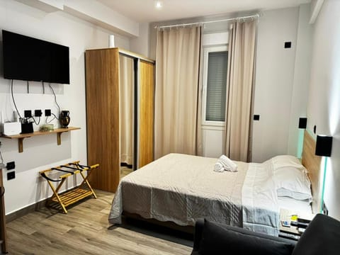 Bed, TV and multimedia, Photo of the whole room, Bedroom