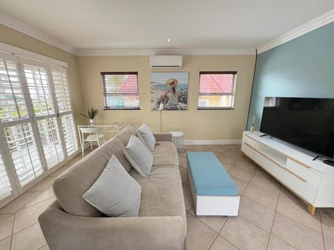 Day, TV and multimedia, Living room, Lounge or bar, Decorative detail, Seating area, young children, older children, Family, furniture, furniture, internet, internet, air conditioner