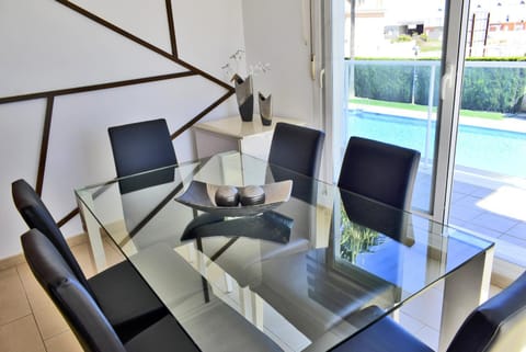 Dining area, Pool view