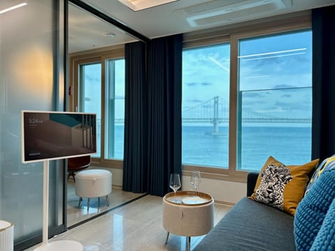 TV and multimedia, View (from property/room), Living room, Landmark view, Sea view