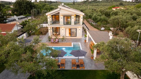 Property building, Patio, Day, Natural landscape, Bird's eye view, Garden, Garden view, Pool view, Swimming pool, sunbed