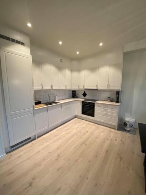 Kitchen or kitchenette, dishwasher, oven, stove