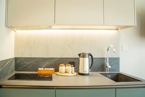 Coffee/tea facilities, Kitchen or kitchenette, stove