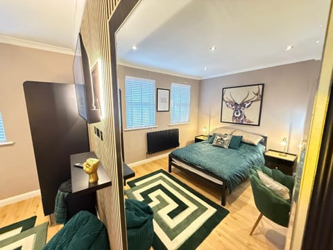 Bed, TV and multimedia, Bedroom