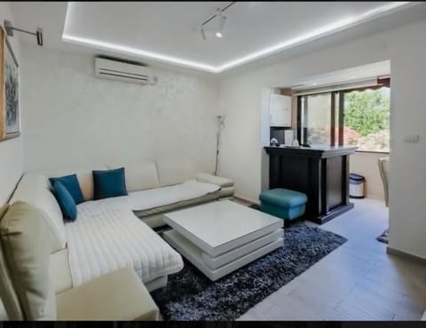 Holiday 1 Apartment in Dobrota