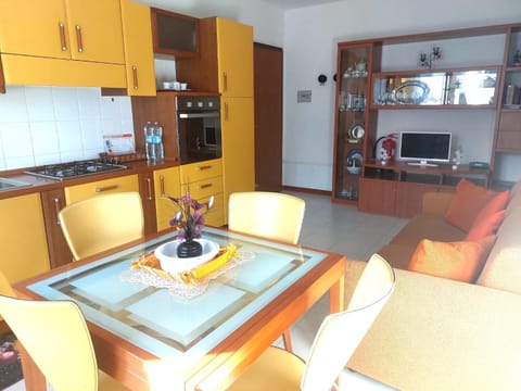 TV and multimedia, Kitchen or kitchenette, Living room, Seating area, Dining area, oven, stove