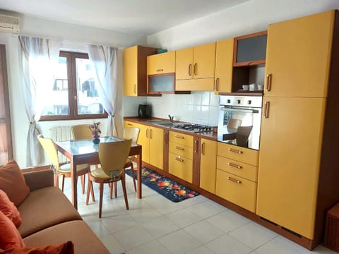 Kitchen or kitchenette, Living room, Seating area, Dining area, dishwasher, oven, stove