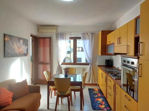 Kitchen or kitchenette, Living room, Decorative detail, Seating area, Dining area, dishwasher, oven, stove