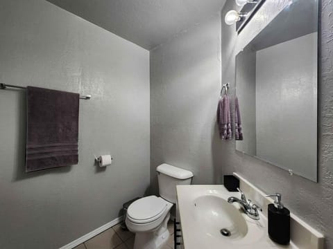 Cozy Retreat Family Pet Friendly Near Ft Sill House in Lawton