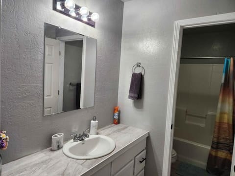 Cozy Retreat Family Pet Friendly Near Ft Sill House in Lawton