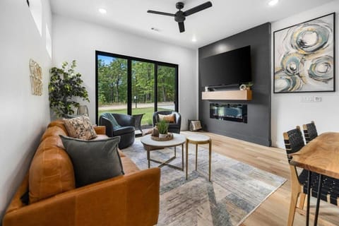 Lookout Chalet NEW Build huge Party Deck Hot Tub and Trail Access Chalet in Bella Vista