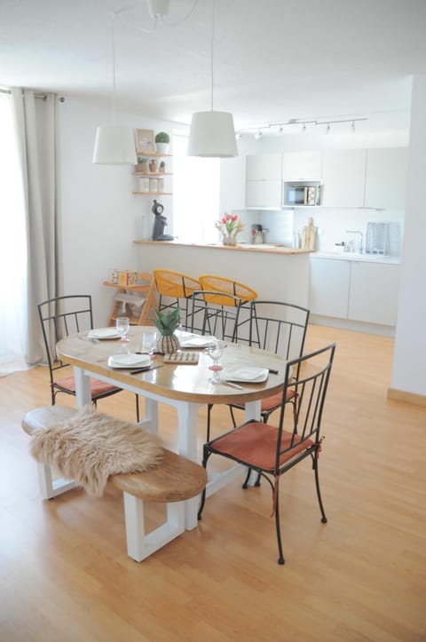 Kitchen or kitchenette, Seating area, Dining area, stove