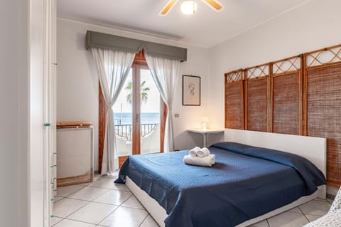 Bedroom, towels